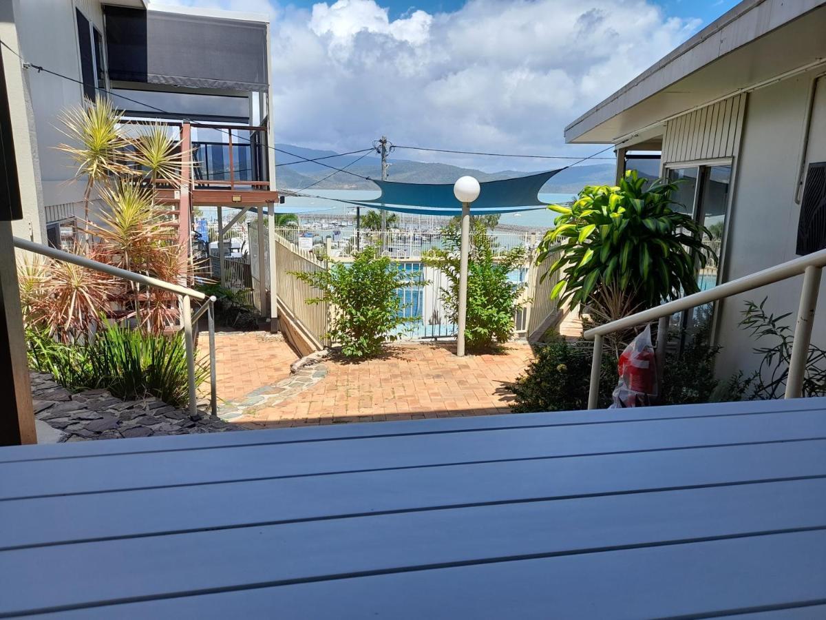 Airlie Apartments Airlie Beach Bagian luar foto