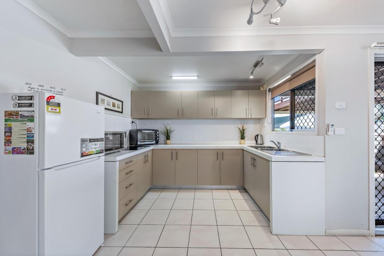 Airlie Apartments Airlie Beach Bagian luar foto