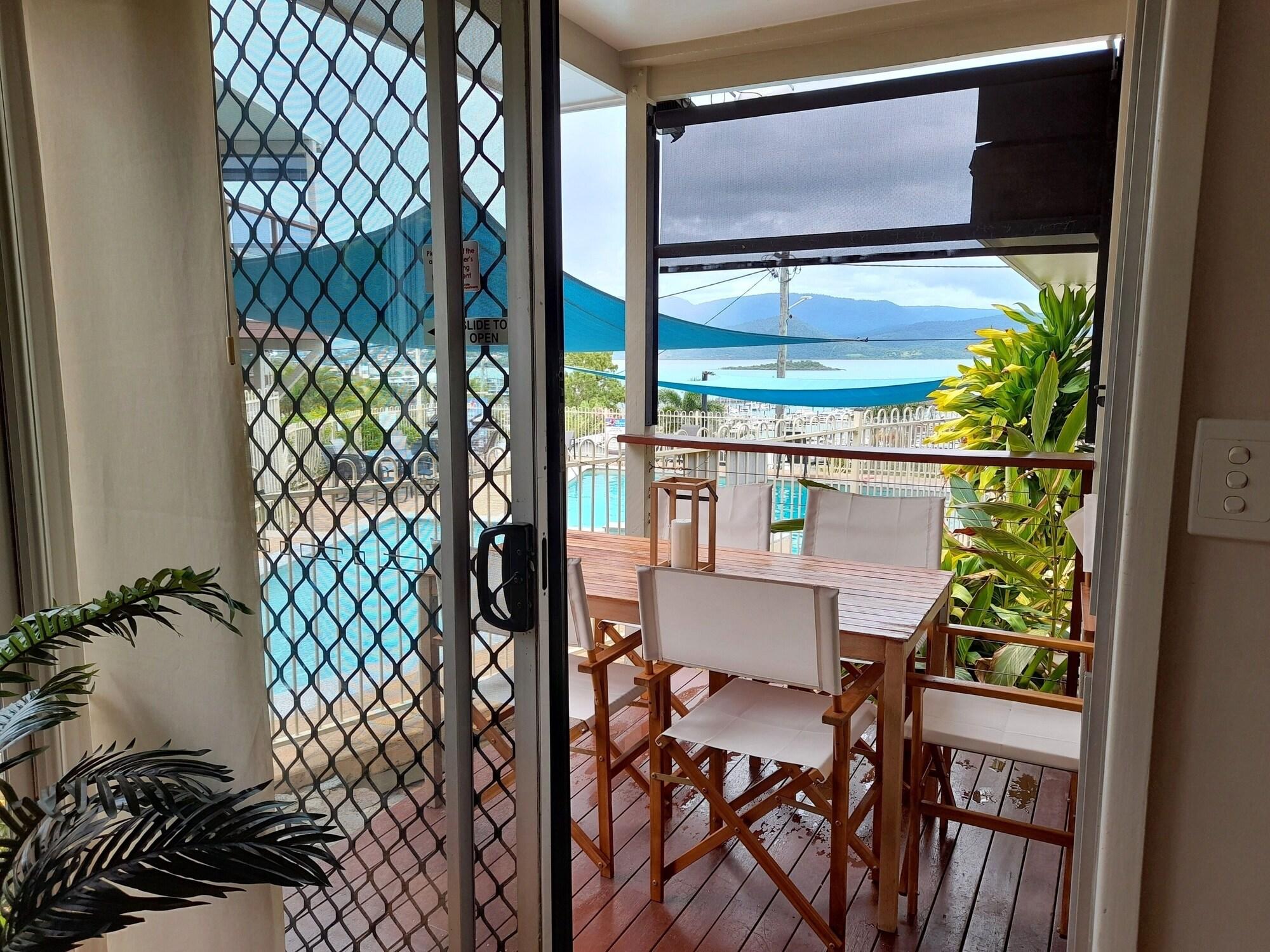 Airlie Apartments Airlie Beach Bagian luar foto